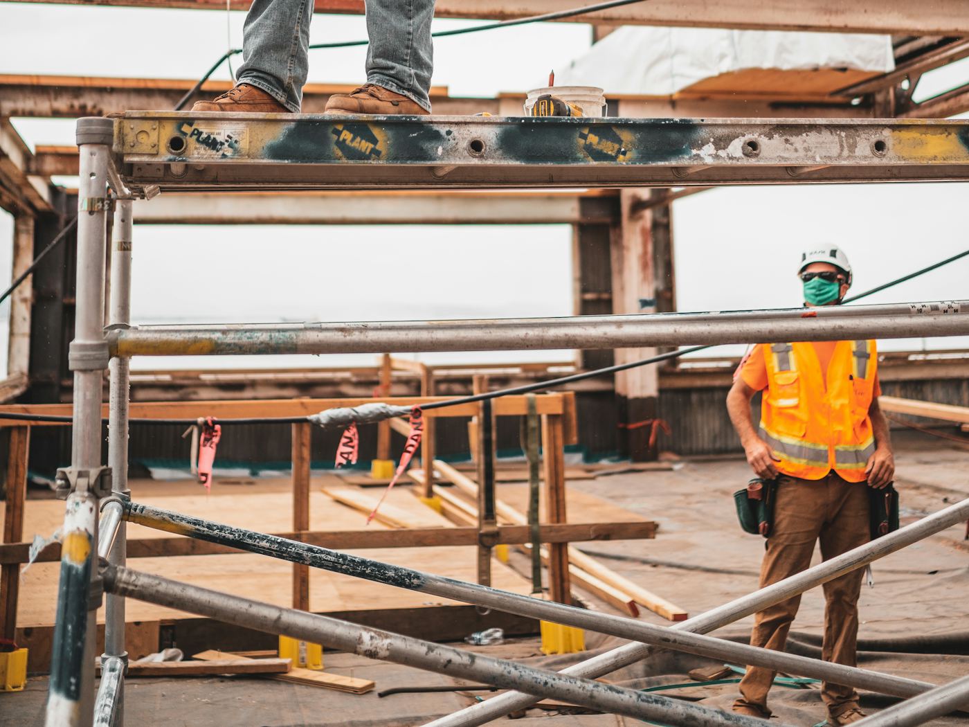 Nieuwe dakconstructie op een laag gebouw