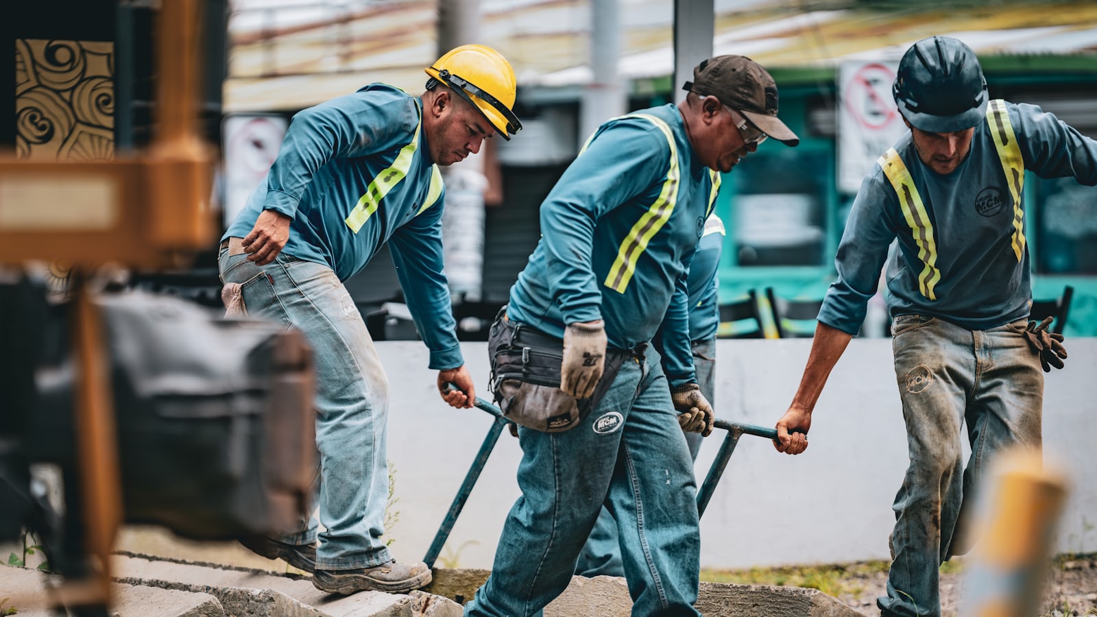Twee monteurs werken samen aan een constructie op de bouwplaats